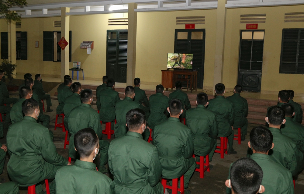 Xem video mô phỏng các nội dung huấn luyện giúp chiến sĩ mới định hình tổng thể chương trình và tự tin hơn trong giai đoạn huấn luyện sắp tới.